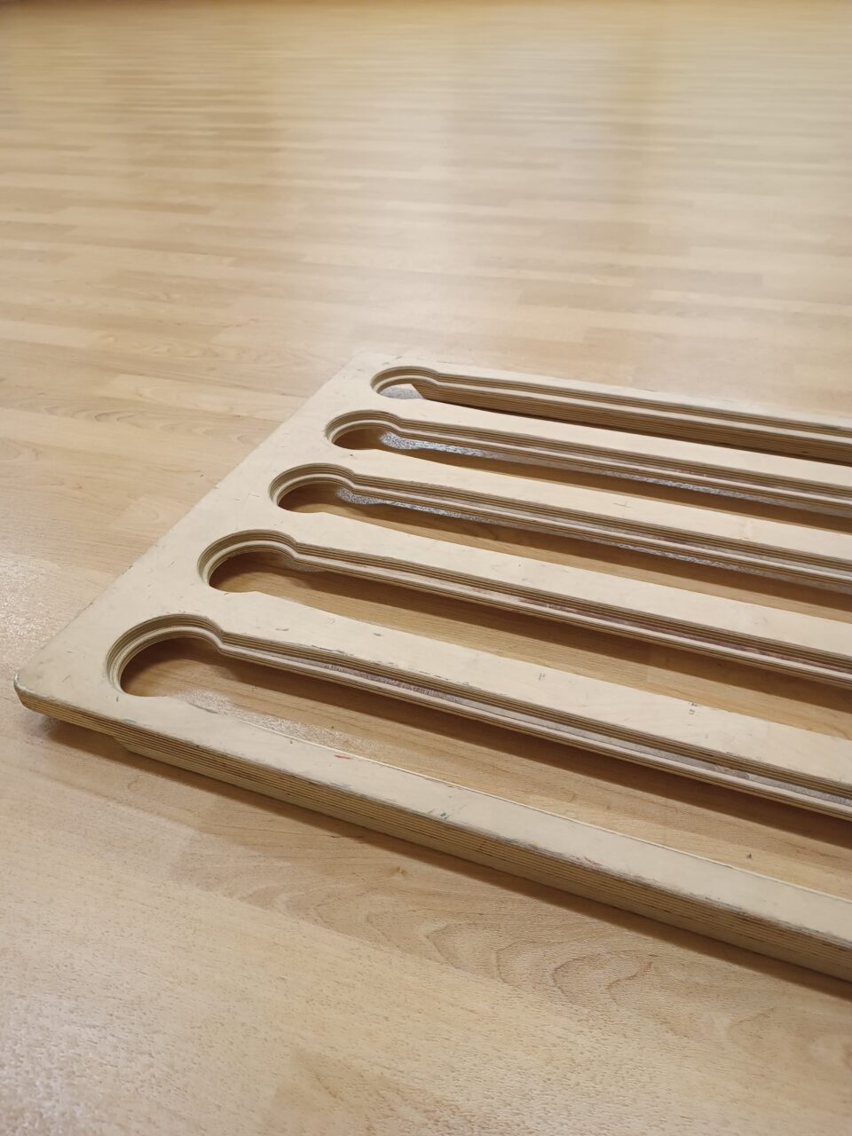 Juggle board, strumento di giocoleria funzionale